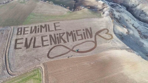 Çorum’da ilginç evlilik teklifi: Traktörle tarlaya yazdı, &quot;evet&quot; cevabını aldı
