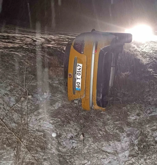 Çorum’da şarampole devrilen ticari taksinin sürücüsü yaralandı
