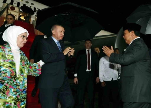 Cumhurbaşkanı Erdoğan, Endonezya’da top atışlarıyla karşılandı
