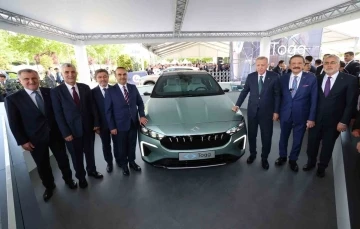 Cumhurbaşkanı Erdoğan, Togg’un yeni modeli T10F’i inceledi
