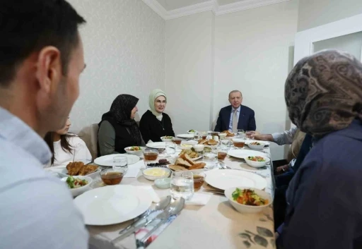 Cumhurbaşkanı Erdoğan ve eşi Emine Erdoğan, iftarda Fidan ailesini ziyaret etti
