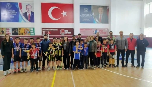 Cumhuriyet Ortaokulu badmintonda il birincisi oldu
