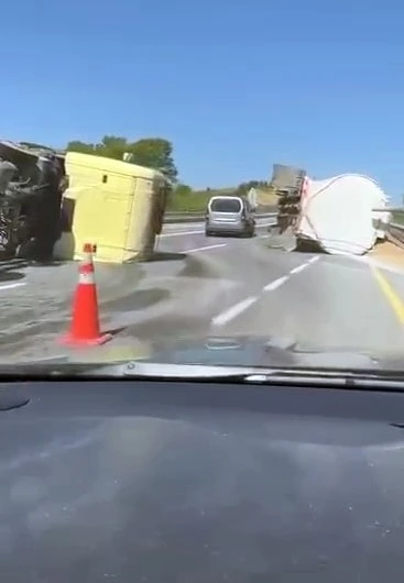 D020’de yem yüklü silobas devrildi: Yemler yola savruldu
