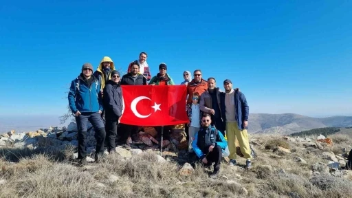 Dağcılar Kırşehir zirvelerinde Türk Bayrağı açtı
