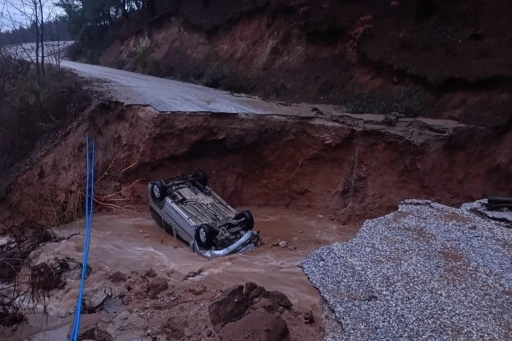 Dağlık alanda yol çöktü, otomobil içine düştü
