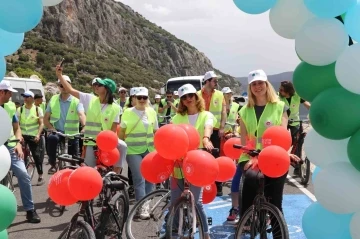 Daha temiz bir çevre için Salda Gölü kenarında bisiklet sürdüler
