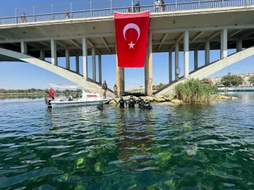 Dalgıçlardan Fırat Nehri’nde Türk bayraklı 30 Ağustos kutlaması
