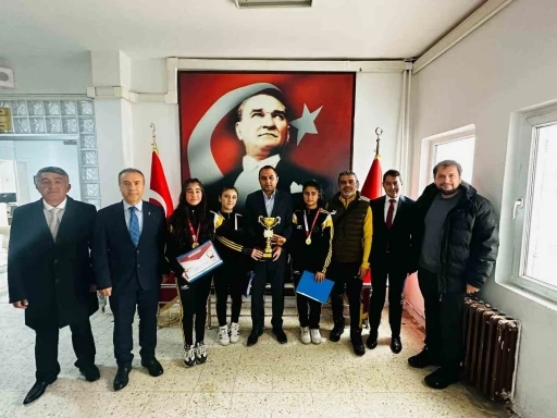 Dart takımı şampiyonlarından Kaymakam Partal’a ziyaret
