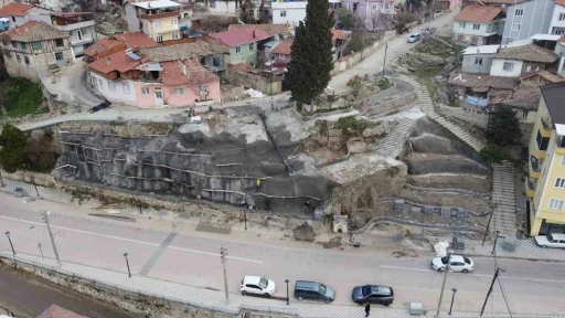 Demirci’de görüntü kirliliği oluşturan alana şelale yapılıyor
