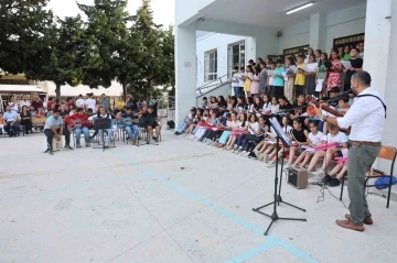 Depremzede öğrencilerden hayran bırakan konser
