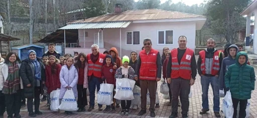 Depremzede öğrencilere kış desteği
