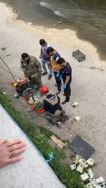 Dereye düşen kişiyi itfaiye halat yardımıyla kurtardı
