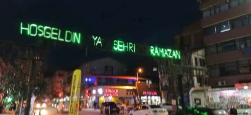 Devrek’te Ramazan ayının süslemelerinden olan mahyalar yandı
