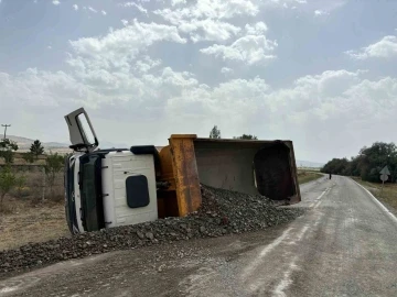 Devrilen hafriyat kamyonu sürücüsü yaralandı
