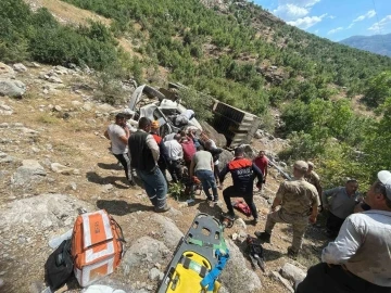 Devrilen kamyonetin altında kalan sürücü yaralandı
