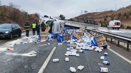 Devrilen tırdaki tonlarca un etrafa saçıldı: 1 yaralı
