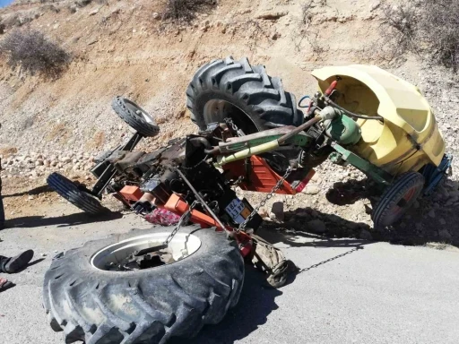 Devrilen traktörün altında kalan sürücü hayatını kaybetti
