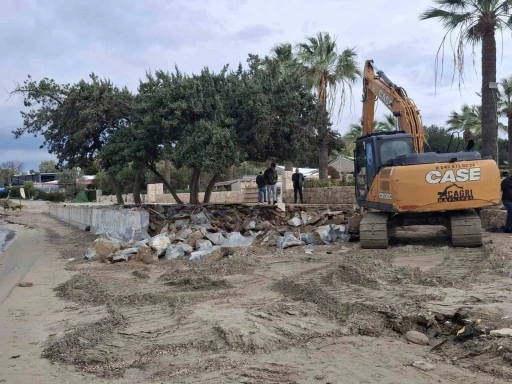 Didim’de kaçak yapıların yıkımına başlandı
