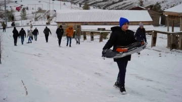 Dinek Dağı beyaz örtüyle kaplandı, gölet dondu: Eşsiz manzarada karın keyfini çıkardılar
