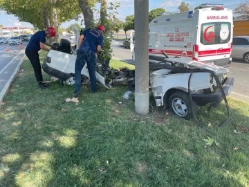 Direğe çarpan otomobil ikiye bölündü: 1 ölü, 1 yaralı
