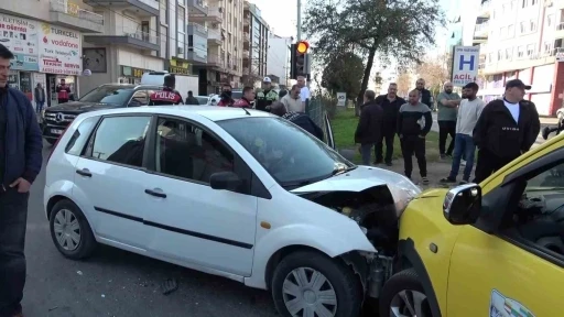 Direksiyon başında baygınlık geçirdi, ortalığı savaş alanına çevirdi: 4 yaralı
