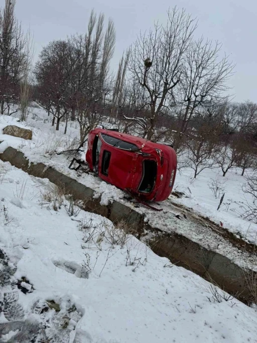 Direksiyon hakimiyeti kaybolan otomobil takla attı
