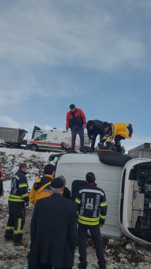 Direksiyon hakimiyetini kaybeden kamyon devrildi
