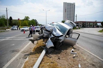 Direksiyon kontrolünü kaybetti, aydınlatma direğini devirdi
