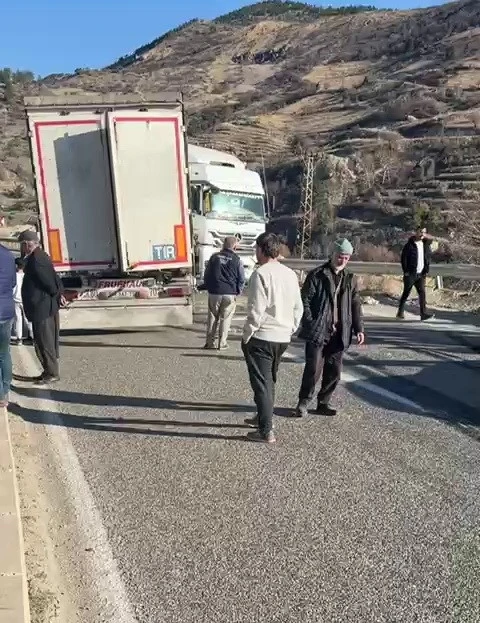 Direksiyonu kilitlenen tır yolu kapattı
