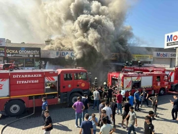 Diyarbakır’da 3. Sanayi Sitesindeki yangın kontrol altına alındı
