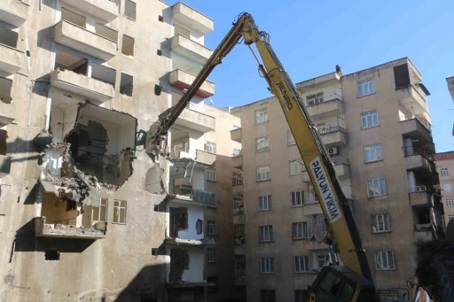 Diyarbakır’da depremden etkilenen ağır hasarlı binaların yıkımı devam ediyor
