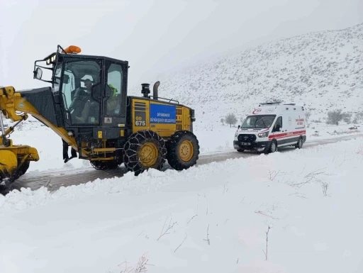 Diyarbakır’da kardan kapanan yollar açıldı, 2 hasta kurtarıldı
