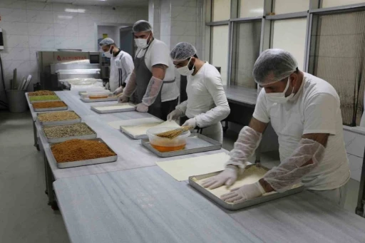 Diyarbakır’da &quot;lotuslu soğuk baklava&quot; üretildi
