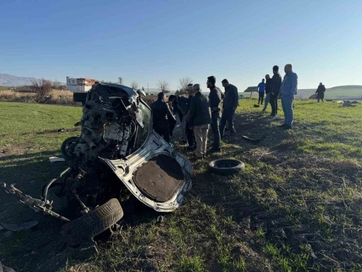 Diyarbakır’da takla atan otomobil hurdaya döndü: 2 yaralı
