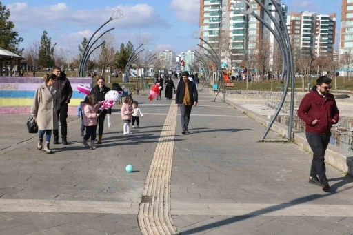 Diyarbakır’da vatandaşlar güzel havanın keyfini çıkarıyor
