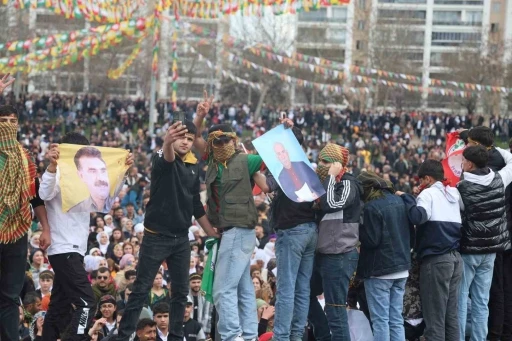 Diyarbakır’da yasaklı flama taşıyan ve kıyafet giyen 80 kişi gözaltına alındı
