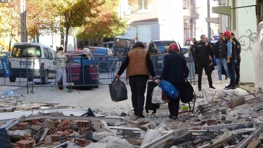 Doğalgaz patlamasında hasar gören evlerinden eşyalarını 4 gün sonra alabildiler
