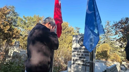 Doğu Türkistan’ın İlk Cumhurbaşkanı Buğra’nın mezarına ülkenin bayrağı dikildi
