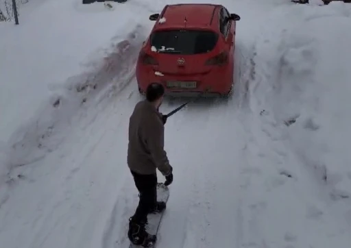 Doktordan karla kaplı sokaklarda ‘snowboard’ gösterisi
