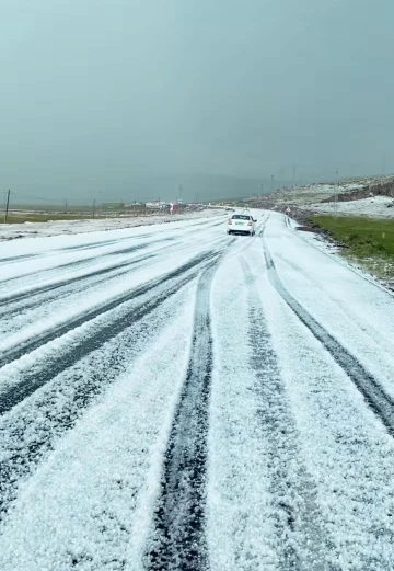 Dolu yağışı sonrası karayolu beyaza büründü
