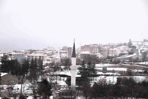 Dursunbey ilçesi beyaza büründü
