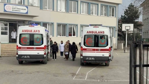 Düzce’de karın ağrısı şikayetiyle 5 öğrenci hastaneye kaldırıldı
