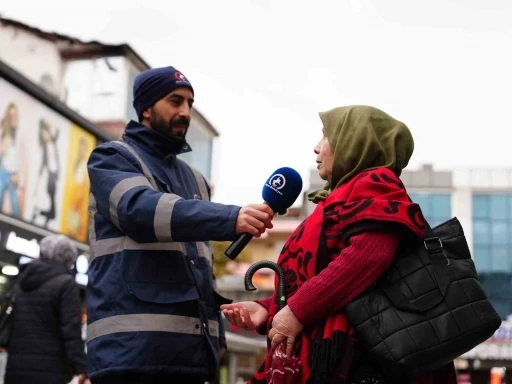 Düzce’de temizlik personeli vatandaşa sordu: &quot;Çöpünüzü nereye atıyorsunuz?&quot;
