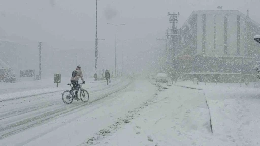 Düzce’de yoğun kar yağışı: Bazı araçlar yolda kaldı
