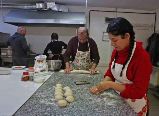 (Düzeltme) Erkekler hamur açıyor, kadınlar iş hayatına adım atıyor
