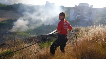 Edirne’de otluk alanda çıkan yangın evlere sıçramadan söndürüldü
