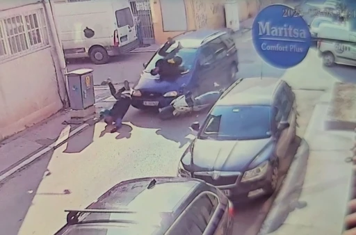 Edirne’de otomobil ile motosiklettin çarpışma anı kamerada: 2 yaralı
