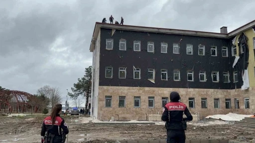 Edirne’de parasını alamayan işçi çatıdan atlamak istedi, uzun uğraşlar sonucu ikna edildi
