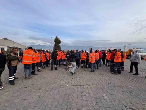 Efeler Belediyesi şirket çalışanları maaşlarının eksik ödendiği gerekçesiyle iş bıraktı
