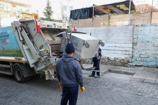 Efeler’de belediye ekiplerince temizlik aksamıyor
